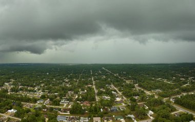 Kasvetli gökyüzünde kara fırtınalı bulutlar şekilleniyor. Şehir merkezine sağanak yağış gelmeden önce..