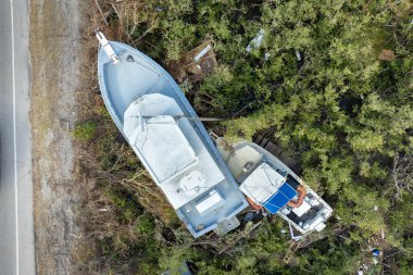 İngiltere, Florida 'daki Manasota Key' de Milton Kasırgası 'ndan sonra sığ körfez sularında tahrip edilen yat alabora oldu..
