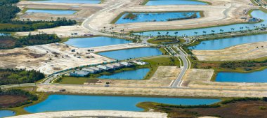 ABD 'de emlak piyasasının gelişimi. Amerikan kırsal kesiminde hazırlanmış topraklarda inşa ekipmanlarıyla büyük bir inşaat alanının havadan görüntüsü.