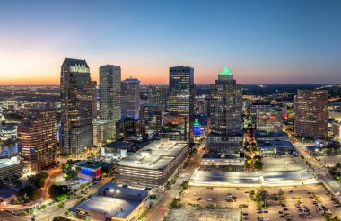 Tampa şehir merkezi, Florida, ABD. Şehir sokaklarında araba trafiği ve aydınlık gökdelen binaları. Amerika 'ya seyahat