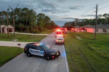 İtfaiye araçları ve ambulans araçları yangın alarmına cevap veriyor. ABD 'deki özel bir evde karbon monoksit gazı araştırması.