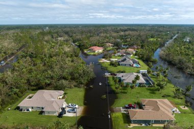 Florida yerleşim bölgesinde Ian kasırgası ile sel basmış evler. Doğal afetin sonuçları..