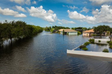 Florida yerleşim bölgesindeki kasırga yağmur sularından evleri su basmış. ABD 'nin güneyindeki doğal afet sonrası.