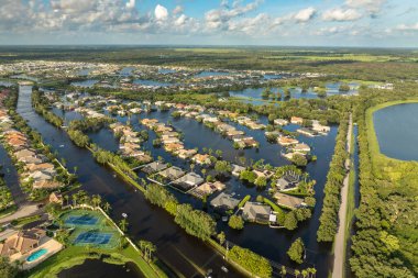 Debby Kasırgası yüzünden Florida 'da sel baskını. Sarasota 'daki sel sularıyla çevrili Laurel Meadows yerleşim bölgesindeki banliyö evleri. Doğal afetten sonra.