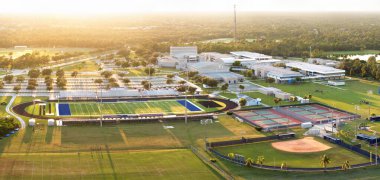 Florida 'daki lise spor tesisleri. Amerikan futbol stadyumu, tenis kortu ve beyzbol elmas spor altyapısı.