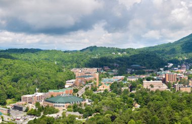 Tarihi Amerikan kasabası Boone North Carolina Appalachian dağları. Watauga County, ABD 'deki eski şehir mimarisi. Yukarıdan sokaklar ve tarihi binalar.