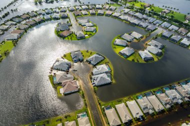 Debby kasırgası, Florida 'nın Sarasota kentindeki banliyö yerleşim yerlerini sular altında bıraktı. Doğal afetten sonra.