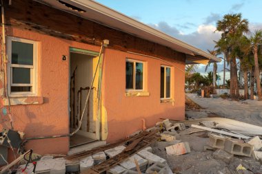 Milton Kasırgası 'nın Florida' daki Manasota Key üzerindeki sonuçları. Deniz kıyısındaki yıkılmış evler. Fırtına şiddetli hasar verdi..