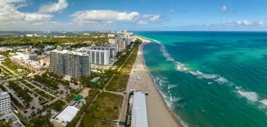 Yüksek lüks otelleri, apartmanları ve kumsallı sahili olan Miami Beach City..