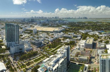 Yüksek lüks otelleri ve apartmanları olan Miami Beach City. Güney Florida, ABD 'de yüksek açılı turizm altyapısı.