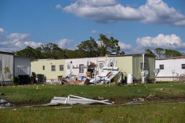 Güçlü kasırgalardan kaynaklanan mülk hasarı. Florida 'da yıkık dökük çatıları olan mobil evler. Doğal afetin sonuçları..