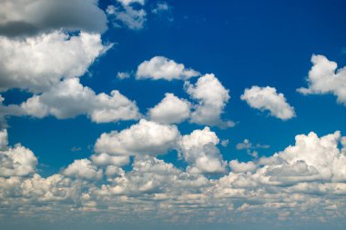 Mavi Florida semalarında yağmur bulutları oluşuyor. Renkli yaz gökyüzü.