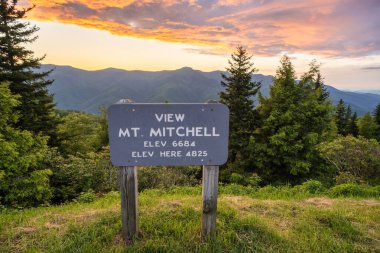 Gün batımında Appalachian dağlarına yolculuk. Mt. Mitchell Overlook, yaz mevsiminde doğada ve otoyolda. Kuzey Carolina 'daki renkli orman.