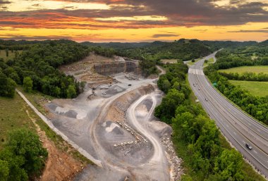 Kırık taş işleme tesisi olan açık maden ocağı. İnşaat endüstrisi için doğal kaynakların çıkarılması.