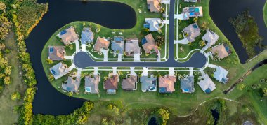 Büyük arka bahçeleri ve yeşil çimenleri olan lüks banliyö evleri. Sarasota, Florida 'nın kırsal kesimlerinde özel yerleşim evleri..