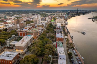Savannah, Georgia 'daki Waterfront River Caddesi. Eski tarihi şehrin tarihi Amerikan mimarisi. ABD Güney şehri gün batımında.