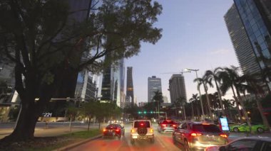 Florida 'da Amerikan caddesinde gece vakti Miami' de araba sürüyorum.