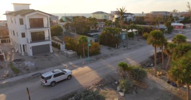 Milton Kasırgası 'nın ardından, Manasota Key, Florida' daki deniz kenarındaki evlere ağır hasar vermesinden sonra araba harap durumda. Körfez kıyısındaki yıkılmış evler