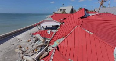 Okyanus kıyısındaki yıkılmış ev. Milton Kasırgası 'nın Florida' daki Manasota Key üzerindeki sonuçları. Fırtına şiddetli hasar verdi.