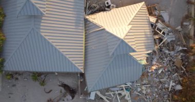 Okyanus kıyısındaki yıkılmış ev. Milton Kasırgası 'nın Florida' daki Manasota Key üzerindeki sonuçları. Fırtına şiddetli hasar verdi.