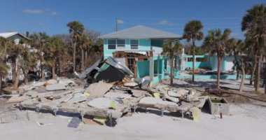 Okyanus kıyısındaki yıkılmış evler. Milton Kasırgası 'nın sonuçları Englewood, Florida' da. Fırtına şiddetli hasar verdi.