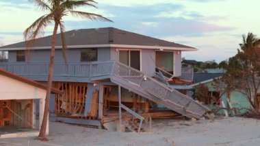 Okyanus kıyısındaki yıkılmış evler. Milton Kasırgası 'nın sonuçları Englewood, Florida' da. Fırtına şiddetli hasar verdi.