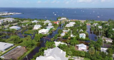 Florida yerleşim bölgesindeki kasırga yağmur sularından evleri su basmış. ABD 'nin güneyindeki doğal afet sonrası