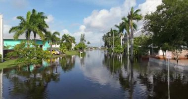 Punta Gorda, Florida 'daki Milton Kasırgası' ndan kalma su altı evleriyle dolu bir yerleşim bölgesi. Güney Amerika 'daki doğal afet sonrası