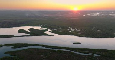 Myakka nehri ile yeşil bitki örtüsü arasında Florida sulak alanları. Günbatımında tropik ekosistem.