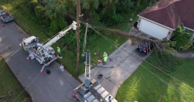 Florida banliyö bölgesinde meydana gelen kasırga sonrası hasar gören elektrik hatlarını onaran elektrik işçilerinin hava görüntüsü.
