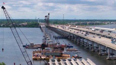 Ellenton, Florida 'da yeni köprü açıklıklarına sahip endüstriyel inşaat işleri. Eyaletler arası ulaşımın geliştirilmesi