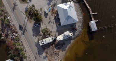 Doğal afet sonrası. Manasota Key, Florida 'daki Milton kasırgasından sonra yok edilen yatlar.