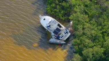 Doğal afet sonuçları. Florida 'da kasırga üstüne tekne yok edildi