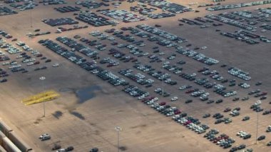 Dünya çapında ihracat için otomotiv fabrikasının otoparkına park edilmiş yeni arabalar. Dağıtıcı araç envanteri ticareti