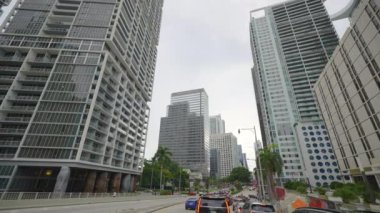 Miami sokaklarında gezen polis arabası. Florida finans bölgesinde yüksek binalar arasında Amerikan Bulvarı.