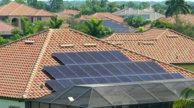 Banliyö bölgesinde temiz ekolojik elektrik üretimi için özel evin güneş çatısı fotovoltaik panellerle kaplı. Enerji tasarrufu için özerk eve yatırım yapma kavramı.