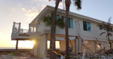 Fırtına, kasırga sonrası okyanus kıyısındaki konut evlerinde şiddetli hasara yol açıyor. Florida 'da doğal afet sonuçları
