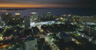 Sarasota, Florida, gece. Yüksek katlı ofis binaları olan Amerikan şehir mimarisi. Florida 'da gayrimenkul geliştirme. ABD seyahat hedefi