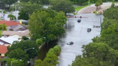 Sarasota, Florida 'da kasırga sonrası sel basmış şehir caddesinde sıkışmış arabalar. Küresel ısınmanın yol açtığı doğal afet sonucu