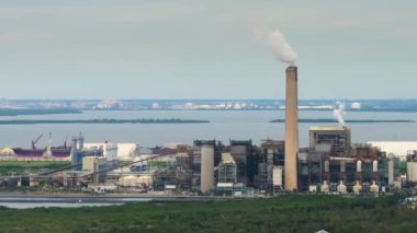 Termik santral kömür fosil yakıtını yakarak elektrik üretiyor. Tampa, Florida yakınlarındaki Apollo Sahilindeki Big Bend Elektrik İstasyonu..