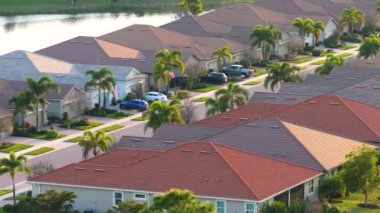 ABD 'nin banliyölerindeki zengin yerleşim bölgesi. Güneybatı Florida 'da pahalı banliyö evleri olan zengin bir mahalle..