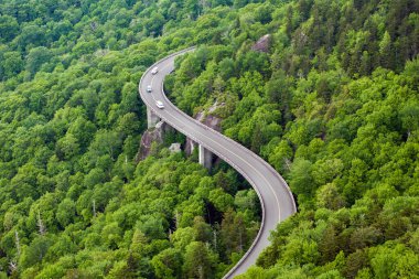 Kuzey Carolina 'daki Blue Ridge Parkway' de araba yolculuğu. Yazın yağmur mevsiminde Appalachian dağlarında Linn Cove Viaduct. Güzel doğanın yaz manzarası.