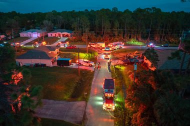 İtfaiyeci kamyonları banliyö evinin yangın alarmında. Florida 'daki potansiyel yangın tehlikesine ilk müdahale ekibi..