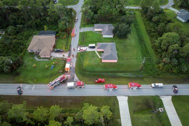 Yangın alarmına ilk müdahale ekipleri yangını söndürmeye hazır olarak geldi. Acil servis personeli Florida 'daki potansiyel yangın tehlikesine müdahale ediyor..