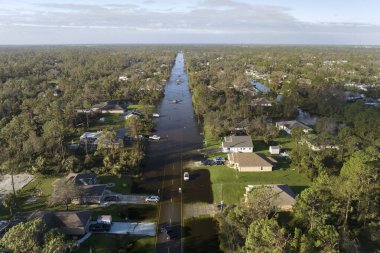 Şiddetli sağanak yağıştan sonra Florida 'da sel basmış yol. Tahliye araçlarının hava görüntüsü ve banliyö yerleşim bölgesindeki su evleri ile çevrili..
