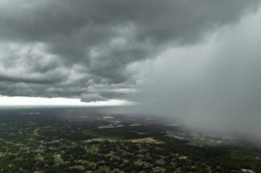 Fırtınalı bulutlar karanlık gökyüzünde fırtına sırasında oluşuyor. Hareket eden ve değişen bulutlu hava durumu.