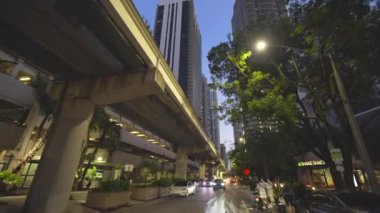 Amerikan seyahat güzergahı. Brickell şehir merkezindeki Miami caddesinde gece araba sürüyorum. Florida yolu trafiği hareketli.