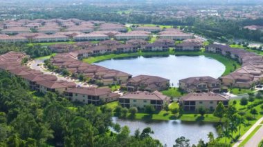 Florida banliyö bölgesinde apartman daireleri. Amerikan banliyölerindeki gayrimenkul gelişimine örnek olarak.