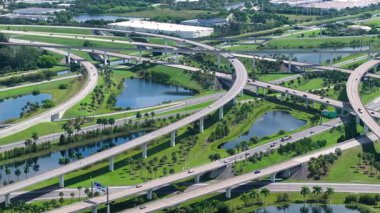 Karmaşık otoyol üst geçidi Miami, Florida 'da yoğun trafik olan şeritleri yükseltti. Amerikan yüksek hızlı yol ayrımları.