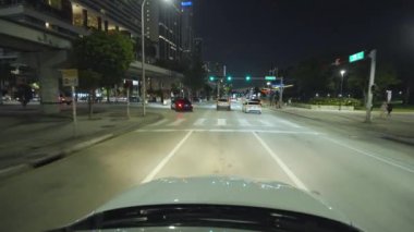 Miami, Florida 'daki Amerikan caddesinde gece vakti kişisel bakış açısıyla araba kullanmak.